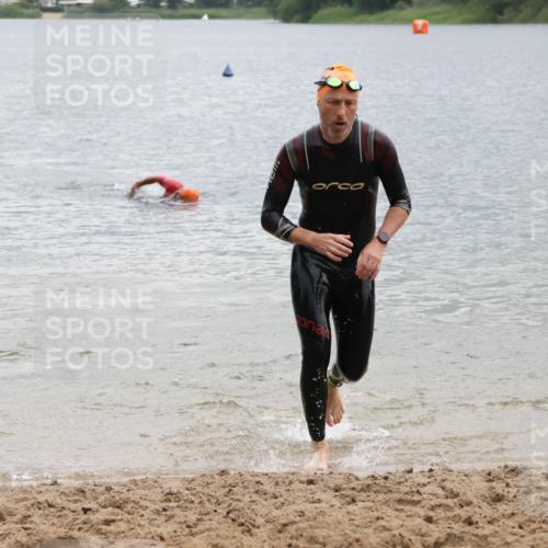 21.06.2025 - 27. Vierlanden-Triathlon Lena Gebhardt http://msf.ph/oto/8042557 15.06.2025 13:21:30 Schwimmen 1242, 1310 meine-sportfotos.de