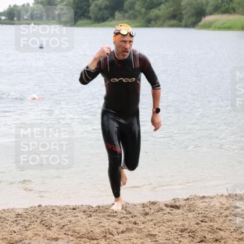 21.06.2025 - 27. Vierlanden-Triathlon Lena Gebhardt http://msf.ph/oto/8042560 15.06.2025 13:21:31 Schwimmen 1242, 1310 meine-sportfotos.de