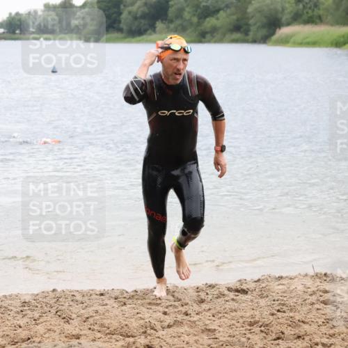 21.06.2025 - 27. Vierlanden-Triathlon Lena Gebhardt http://msf.ph/oto/8042562 15.06.2025 13:21:31 Schwimmen 1242, 1310 meine-sportfotos.de
