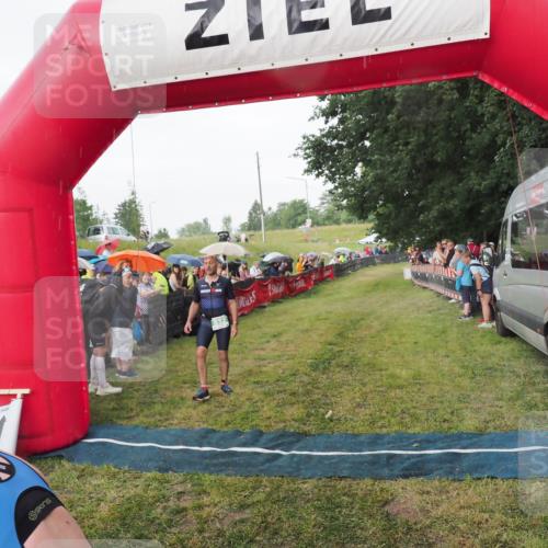 21.06.2025 - 27. Vierlanden-Triathlon MichiJ http://msf.ph/oto/8042567 15.06.2026 13:35:50 Ziel 832 meine-sportfotos.de