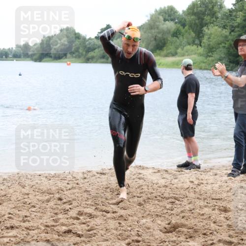 21.06.2025 - 27. Vierlanden-Triathlon Lena Gebhardt http://msf.ph/oto/8042568 15.06.2025 13:21:32 Schwimmen 1242, 1310 meine-sportfotos.de