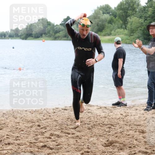 21.06.2025 - 27. Vierlanden-Triathlon Lena Gebhardt http://msf.ph/oto/8042570 15.06.2025 13:21:32 Schwimmen 1242, 1310 meine-sportfotos.de