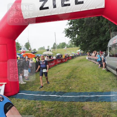 21.06.2025 - 27. Vierlanden-Triathlon MichiJ http://msf.ph/oto/8042572 15.06.2026 13:35:50 Ziel 832 meine-sportfotos.de