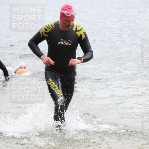 21.06.2025 - 27. Vierlanden-Triathlon Lena Gebhardt http://msf.ph/oto/8042573 15.06.2025 13:21:39 Schwimmen 1242, 1252, 1298, 1310 meine-sportfotos.de