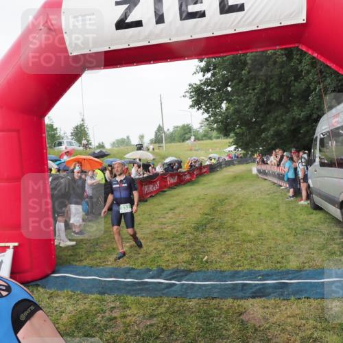 21.06.2025 - 27. Vierlanden-Triathlon MichiJ http://msf.ph/oto/8042574 15.06.2026 13:35:50 Ziel 832 meine-sportfotos.de