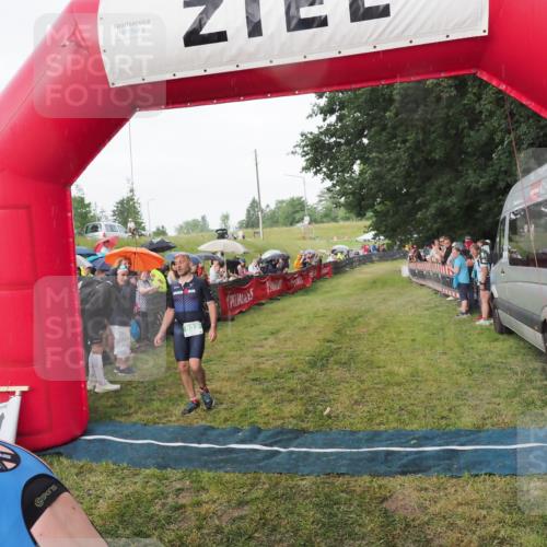 21.06.2025 - 27. Vierlanden-Triathlon MichiJ http://msf.ph/oto/8042576 15.06.2026 13:35:50 Ziel 832 meine-sportfotos.de