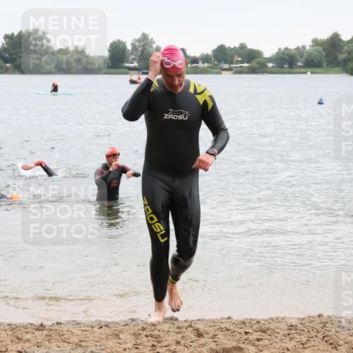 21.06.2025 - 27. Vierlanden-Triathlon Lena Gebhardt http://msf.ph/oto/8042579 15.06.2025 13:21:42 Schwimmen 1242, 1244, 1252, 1255, 1298 meine-sportfotos.de