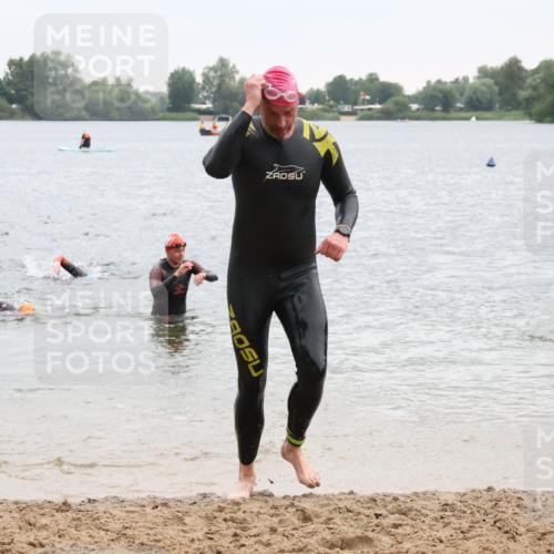 21.06.2025 - 27. Vierlanden-Triathlon Lena Gebhardt http://msf.ph/oto/8042580 15.06.2025 13:21:42 Schwimmen 1242, 1244, 1252, 1255, 1298 meine-sportfotos.de