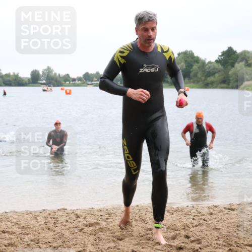 21.06.2025 - 27. Vierlanden-Triathlon Lena Gebhardt http://msf.ph/oto/8042582 15.06.2025 13:21:44 Schwimmen 1244, 1252, 1255, 1298 meine-sportfotos.de