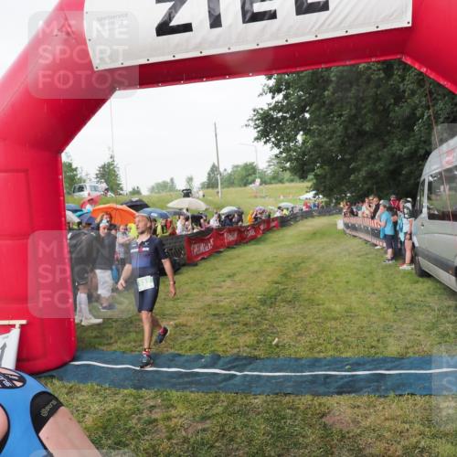 21.06.2025 - 27. Vierlanden-Triathlon MichiJ http://msf.ph/oto/8042583 15.06.2026 13:35:51 Ziel 832 meine-sportfotos.de