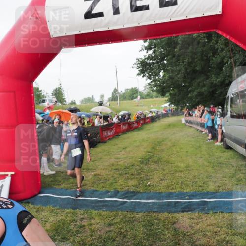 21.06.2025 - 27. Vierlanden-Triathlon MichiJ http://msf.ph/oto/8042585 15.06.2026 13:35:51 Ziel 832 meine-sportfotos.de