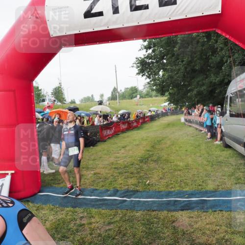 21.06.2025 - 27. Vierlanden-Triathlon MichiJ http://msf.ph/oto/8042587 15.06.2026 13:35:51 Ziel 832 meine-sportfotos.de