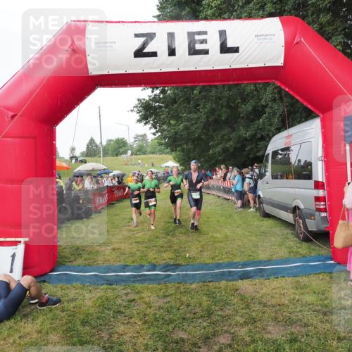 21.06.2025 - 27. Vierlanden-Triathlon MichiJ http://msf.ph/oto/8042598 15.06.2026 13:36:14 Ziel 681, 1078, 1079, 1080 meine-sportfotos.de