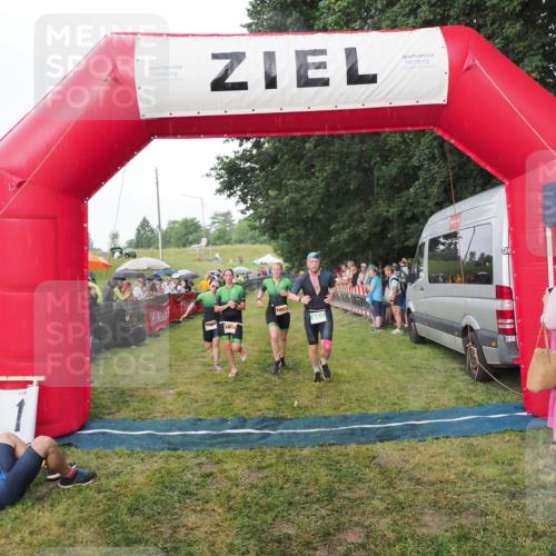 21.06.2025 - 27. Vierlanden-Triathlon MichiJ http://msf.ph/oto/8042604 15.06.2026 13:36:14 Ziel 681, 1078, 1079, 1080 meine-sportfotos.de