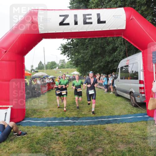 21.06.2025 - 27. Vierlanden-Triathlon MichiJ http://msf.ph/oto/8042608 15.06.2026 13:36:14 Ziel 681, 1078, 1079, 1080 meine-sportfotos.de