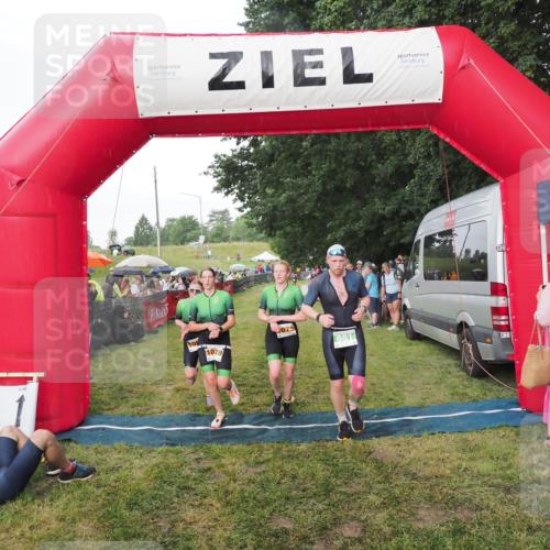 21.06.2025 - 27. Vierlanden-Triathlon MichiJ http://msf.ph/oto/8042617 15.06.2026 13:36:15 Ziel 681, 1078, 1079, 1080 meine-sportfotos.de
