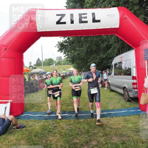 21.06.2025 - 27. Vierlanden-Triathlon MichiJ http://msf.ph/oto/8042619 15.06.2026 13:36:15 Ziel 681, 1078, 1079, 1080 meine-sportfotos.de