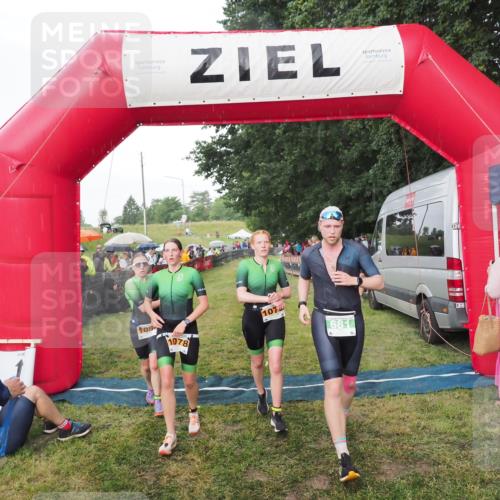 21.06.2025 - 27. Vierlanden-Triathlon MichiJ http://msf.ph/oto/8042625 15.06.2026 13:36:15 Ziel 681, 1078, 1079, 1080 meine-sportfotos.de