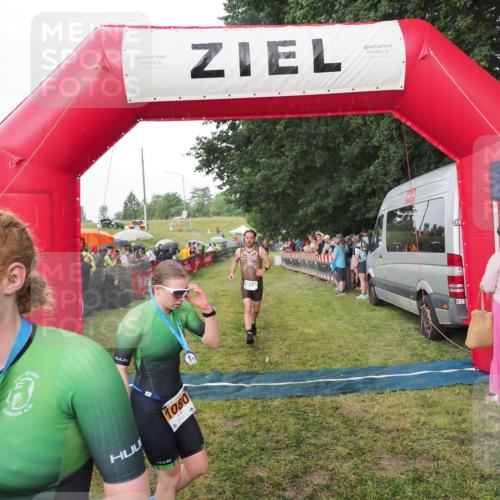 21.06.2025 - 27. Vierlanden-Triathlon MichiJ http://msf.ph/oto/8042628 15.06.2026 13:36:24 Ziel 819 meine-sportfotos.de