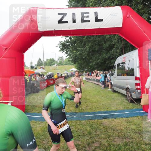 21.06.2025 - 27. Vierlanden-Triathlon MichiJ http://msf.ph/oto/8042632 15.06.2026 13:36:24 Ziel 819 meine-sportfotos.de