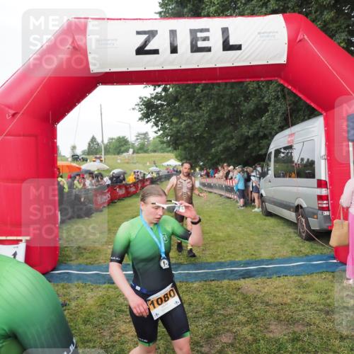 21.06.2025 - 27. Vierlanden-Triathlon MichiJ http://msf.ph/oto/8042634 15.06.2026 13:36:25 Ziel 819 meine-sportfotos.de