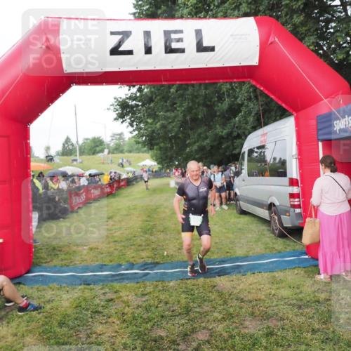 21.06.2025 - 27. Vierlanden-Triathlon MichiJ http://msf.ph/oto/8042649 15.06.2026 13:36:33 Ziel 860 meine-sportfotos.de