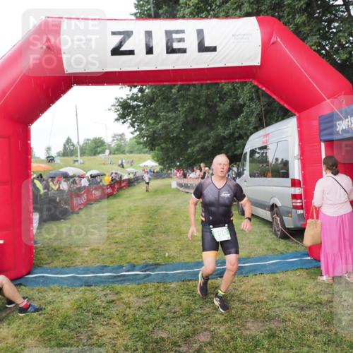 21.06.2025 - 27. Vierlanden-Triathlon MichiJ http://msf.ph/oto/8042655 15.06.2026 13:36:34 Ziel 860 meine-sportfotos.de