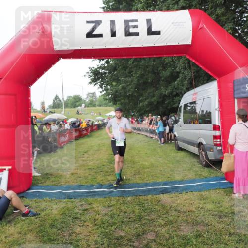 21.06.2025 - 27. Vierlanden-Triathlon MichiJ http://msf.ph/oto/8042659 15.06.2026 13:36:42 Ziel 728 meine-sportfotos.de