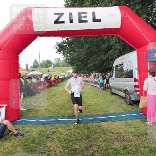 21.06.2025 - 27. Vierlanden-Triathlon MichiJ http://msf.ph/oto/8042664 15.06.2026 13:36:42 Ziel 728 meine-sportfotos.de