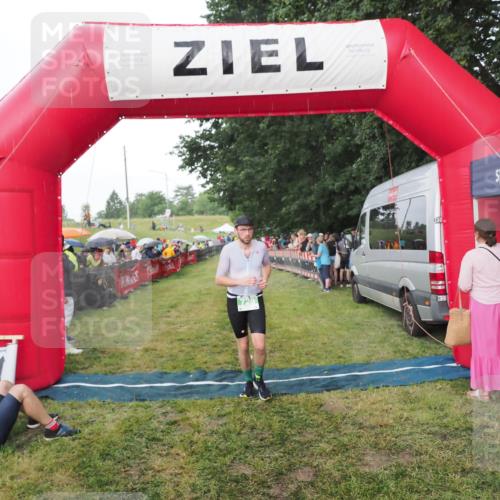 21.06.2025 - 27. Vierlanden-Triathlon MichiJ http://msf.ph/oto/8042665 15.06.2026 13:36:42 Ziel 728 meine-sportfotos.de