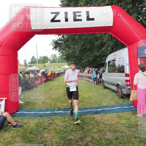 21.06.2025 - 27. Vierlanden-Triathlon MichiJ http://msf.ph/oto/8042668 15.06.2026 13:36:42 Ziel 728 meine-sportfotos.de