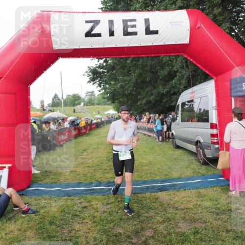 21.06.2025 - 27. Vierlanden-Triathlon MichiJ http://msf.ph/oto/8042669 15.06.2026 13:36:42 Ziel 728 meine-sportfotos.de