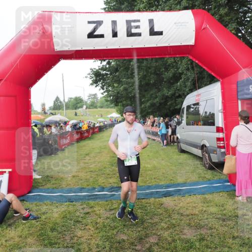 21.06.2025 - 27. Vierlanden-Triathlon MichiJ http://msf.ph/oto/8042672 15.06.2026 13:36:42 Ziel 728 meine-sportfotos.de