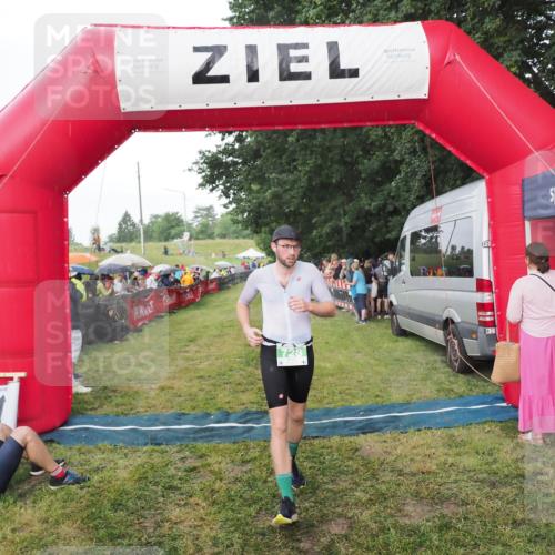 21.06.2025 - 27. Vierlanden-Triathlon MichiJ http://msf.ph/oto/8042674 15.06.2026 13:36:42 Ziel 728 meine-sportfotos.de