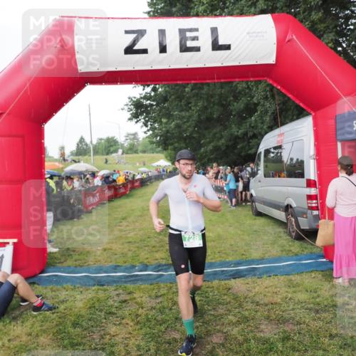 21.06.2025 - 27. Vierlanden-Triathlon MichiJ http://msf.ph/oto/8042676 15.06.2026 13:36:43 Ziel 728 meine-sportfotos.de