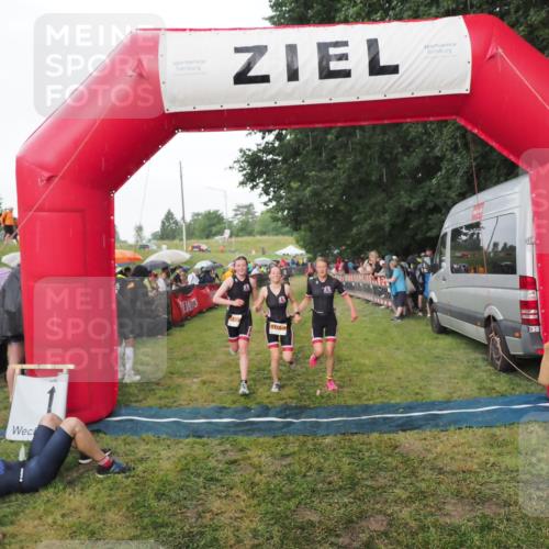 21.06.2025 - 27. Vierlanden-Triathlon MichiJ http://msf.ph/oto/8042680 15.06.2026 13:36:56 Ziel 921, 1090, 1091, 1092 meine-sportfotos.de