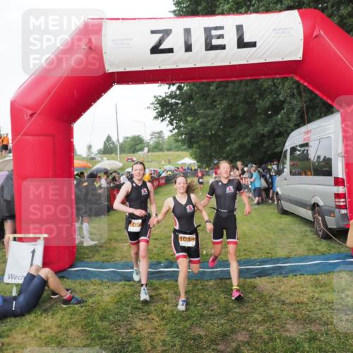 21.06.2025 - 27. Vierlanden-Triathlon MichiJ http://msf.ph/oto/8042691 15.06.2026 13:36:57 Ziel 921, 1090, 1091, 1092 meine-sportfotos.de