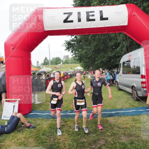 21.06.2025 - 27. Vierlanden-Triathlon MichiJ http://msf.ph/oto/8042693 15.06.2026 13:36:57 Ziel 921, 1090, 1091, 1092 meine-sportfotos.de