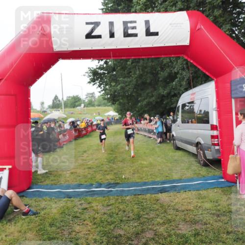21.06.2025 - 27. Vierlanden-Triathlon MichiJ http://msf.ph/oto/8042706 15.06.2026 13:37:00 Ziel 212, 921, 1090, 1091, 1092 meine-sportfotos.de