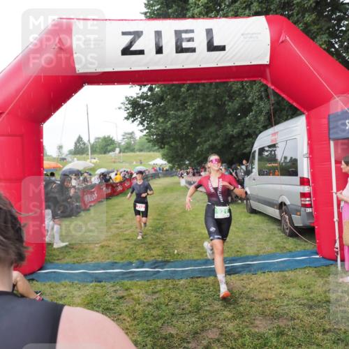 21.06.2025 - 27. Vierlanden-Triathlon MichiJ http://msf.ph/oto/8042726 15.06.2026 13:37:01 Ziel 212, 921, 1090, 1091, 1092 meine-sportfotos.de