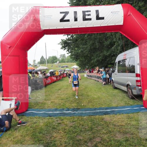21.06.2025 - 27. Vierlanden-Triathlon MichiJ http://msf.ph/oto/8042730 15.06.2026 13:37:11 Ziel 927, 1093 meine-sportfotos.de