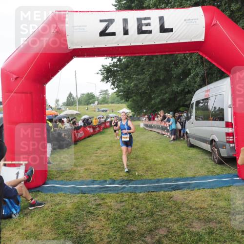 21.06.2025 - 27. Vierlanden-Triathlon MichiJ http://msf.ph/oto/8042734 15.06.2026 13:37:12 Ziel 927, 1093 meine-sportfotos.de