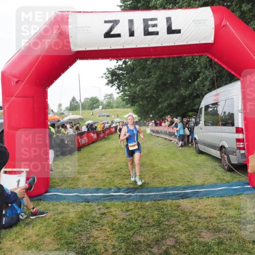 21.06.2025 - 27. Vierlanden-Triathlon MichiJ http://msf.ph/oto/8042738 15.06.2026 13:37:12 Ziel 927, 1093 meine-sportfotos.de