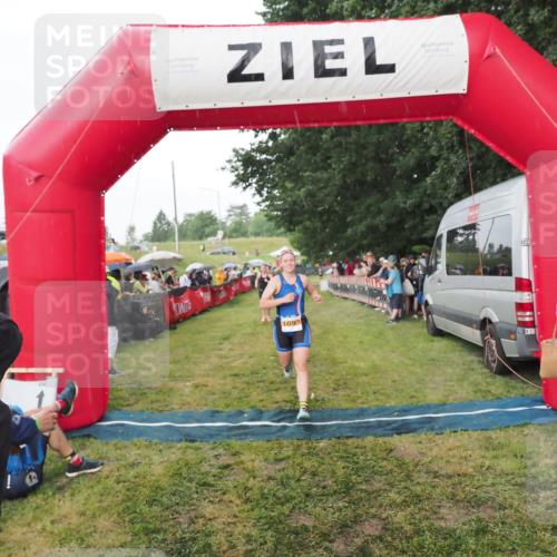 21.06.2025 - 27. Vierlanden-Triathlon MichiJ http://msf.ph/oto/8042740 15.06.2026 13:37:12 Ziel 927, 1093 meine-sportfotos.de