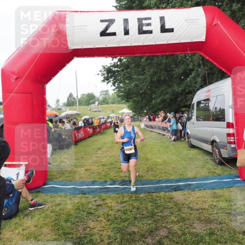 21.06.2025 - 27. Vierlanden-Triathlon MichiJ http://msf.ph/oto/8042743 15.06.2026 13:37:12 Ziel 927, 1093 meine-sportfotos.de