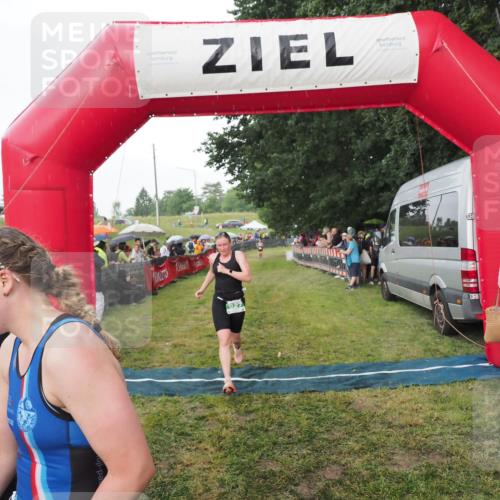 21.06.2025 - 27. Vierlanden-Triathlon MichiJ http://msf.ph/oto/8042747 15.06.2026 13:37:15 Ziel 927, 1093 meine-sportfotos.de