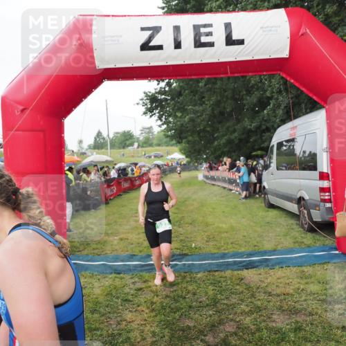 21.06.2025 - 27. Vierlanden-Triathlon MichiJ http://msf.ph/oto/8042751 15.06.2026 13:37:15 Ziel 927, 1093 meine-sportfotos.de