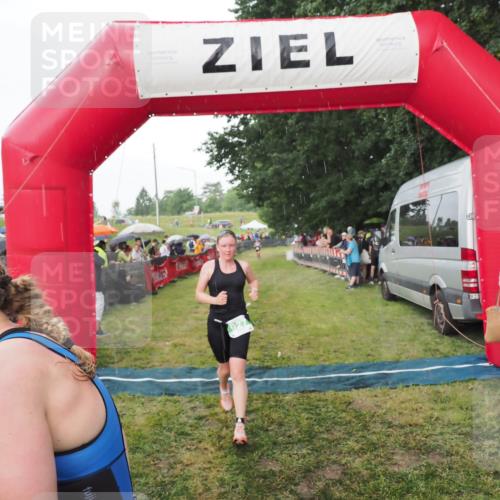 21.06.2025 - 27. Vierlanden-Triathlon MichiJ http://msf.ph/oto/8042753 15.06.2026 13:37:15 Ziel 927, 1093 meine-sportfotos.de