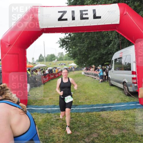 21.06.2025 - 27. Vierlanden-Triathlon MichiJ http://msf.ph/oto/8042755 15.06.2026 13:37:15 Ziel 927, 1093 meine-sportfotos.de