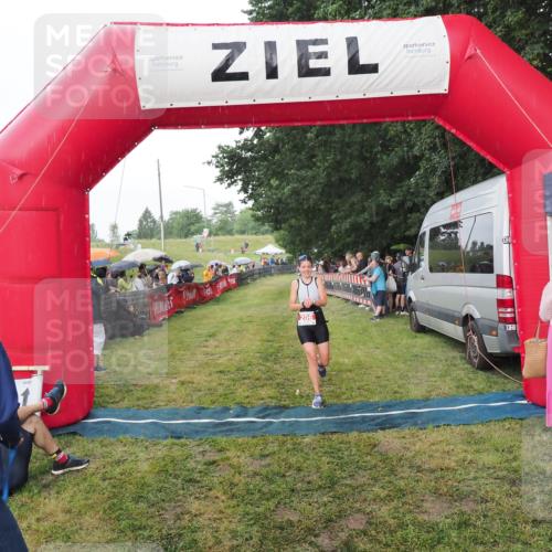 21.06.2025 - 27. Vierlanden-Triathlon MichiJ http://msf.ph/oto/8042757 15.06.2026 13:37:24 Ziel 206 meine-sportfotos.de